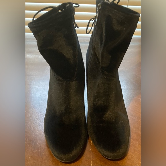 Ladies Size 8.5 Libby Edelman “Justine” Black 3 1/2” Bootie With Soft Satin Feel - Picture 3 of 17